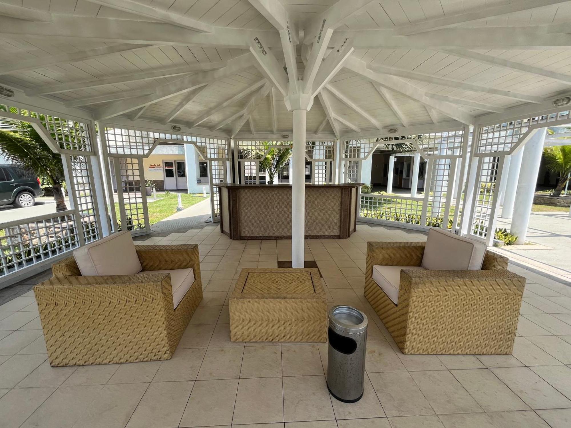 Apartamento Exclusivo Com Piscina, Academia, Estacionamento, E Wi-Fi *